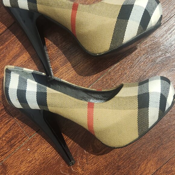 Burberry ventage heels original $1,500 - Picture 4 of 4